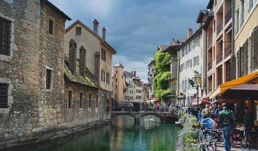 Parenthèse de Plénitude en Haute-Savoie: Explorez le Cocooning dans les Hôtels Spa à Annecy